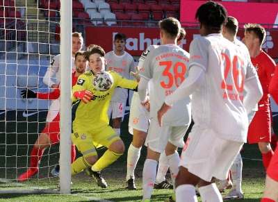 1. FC Kaiserslautern gegen Bayern München 2 - Erste Halbzeit, ein Angriff des FCK auf das Bayern-Tor