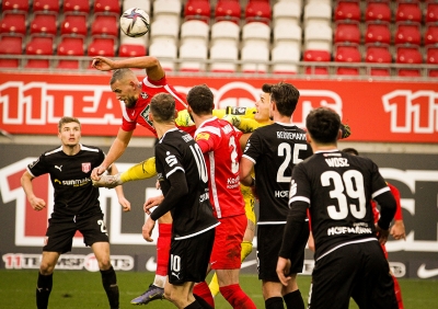 1. FC Kaiserslautern gegen Hallescher FC - René Klingenburg versucht den Ball mit dem Kopf einzulochen.