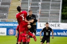 Viktoria Köln gegen 1. FC Kaiserslautern - Knallhart: Maximilian Rossmann (links) gegen Elias Huth.
